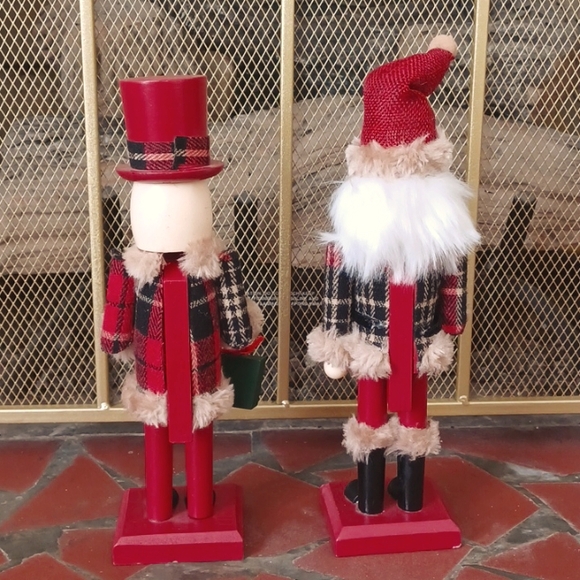 Nutcracker Set of 2. Decorative Wearing Faux Fur Trimmed Plaid. 10" - Picture 5 of 6